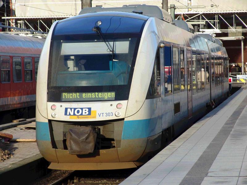 NOB82463 von Husum nach Kiel, steht im Kieler Hbf. Aufgenommen am 15.01.05 