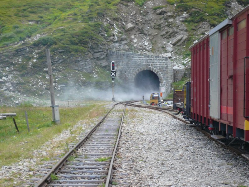 Noch 20 min. nachdem der Dampfzug aus dem Tunnel gekommen ist kam dampf heraus