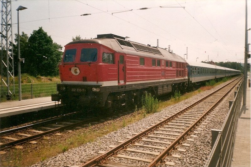 Noch als 232 233 war im Juni 1999 vor einem Interregio in Binz im Einsatz.Inzwischen ist die Lok als 233 233 weiter in Deutschland unterwegs.