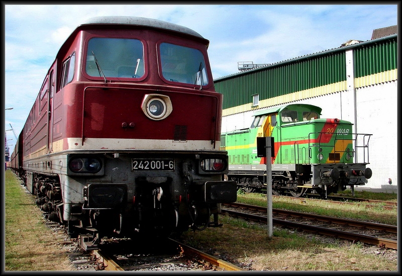 Noch im alten Farbkleid. 242 001-6 abgestellt im Nordhafen Stralsund. 
am 05.08.06 