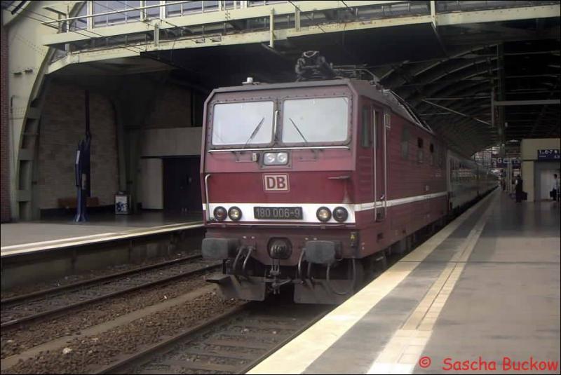 Noch in alter Lackierung zeigt sich BR 180 006-9, die im Sommer 2002 mit EC 45 von Berlin Zoologischer Garten nach Warszawa Wschodnia in Berlin Ostbahnhof steht. Sie wird ihn aber nur bis Rzepin ziehen, wo die Loks gewechselt weden.