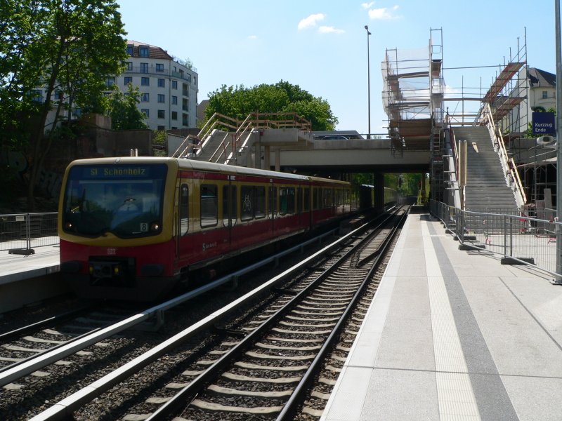 Noch ist der Bahnhof Julius-Leber-Br�cke nicht ganz fertiggestellt. Bis Ende 2008 kommen weitere Treppen hinzu, erst dann sind auch die Aufz�ge nutzbar. 4.5.2008