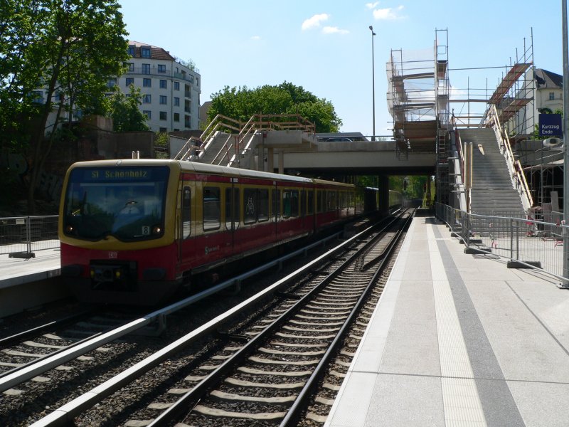 Noch ist der Bahnhof Julius-Leber-Brcke nicht ganz fertiggestellt. Bis Ende 2008 kommen weitere Treppen hinzu, erst dann sind auch die Aufzge nutzbar. 4.5.2008