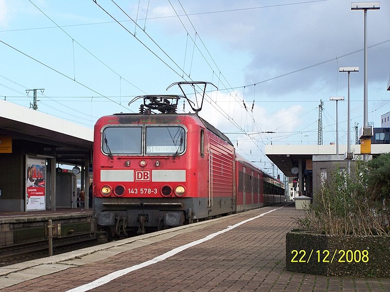 Noch beherrschen die 143er den S-bahn Alltag im Rhein/Ruhr-Bereich, doch das ist bald vorbei. Die S-bahnlinien S2 und S7 sind schon vollst�ndig mit den Fahrzeugen der Baureihe 422 besetzt und es ist nur noch eine Frage der Zeit bis S1, S3, S4, S5/S8, S6 u. S9 auch teil der 422-Uml�ufe werden. Hier noch eine 143 im Planeinsatz. 143 578-3 mit der S1 abfahrbereit in Dortmund Hbf in Richtung D�sseldorf Hbf. 22.12.08