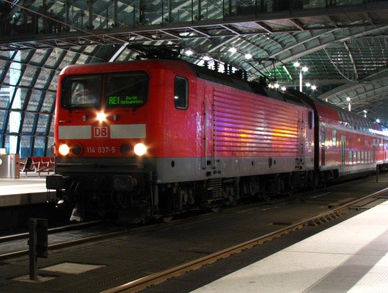 Noch bin ich kein Meister der Nachtfotografie und bin noch gewaltig am prbeln mit Belichtungszeiten, Blendeneinstellungen und verschiedenen Kamerafunktionen. Dieses Bild der 114 037 habe ich am 2. April 2009 im Berliner Hauptbahnhof aufgenommen. 