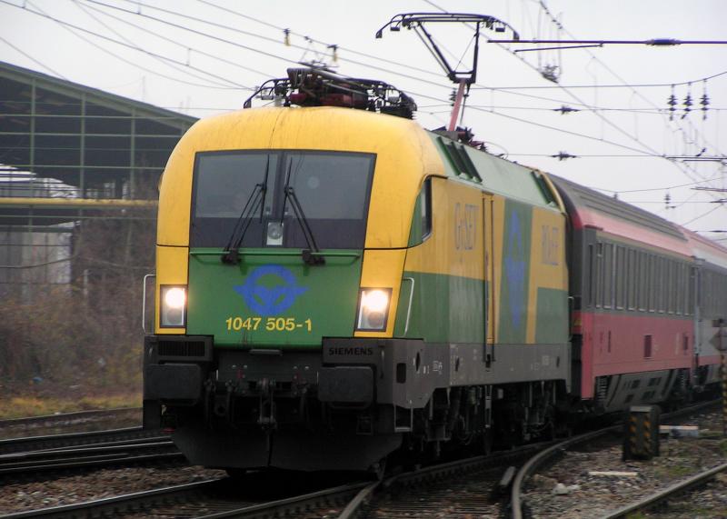 Noch bis 11.12.04 sind die GySEV 1047 hufig auf der Sdbahn im Einsatz - ab Fahrlanwechsel sollen sie dort nicht mehr so oft zum Einsatz kommen. 1047 505 mit dem EC 534 kurz vor der Einfahrt in den Bahnhof Wien Meidling am 5.12.2004