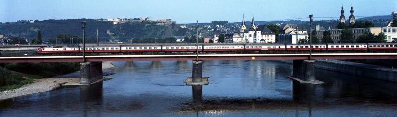 Noch bis Mitte der 1980er Jahre waren einige VT 601-Garnituren regelm��ig im Reiseb�ro-Verkehr unterwegs; dieser Triebwagenzug f�hrt soeben �ber die Koblenzer Moselbr�cke rheinabw�rts.
Juni 1983 - Bronica ERTS -- 75 mm -- Kodak Ektachrome 100