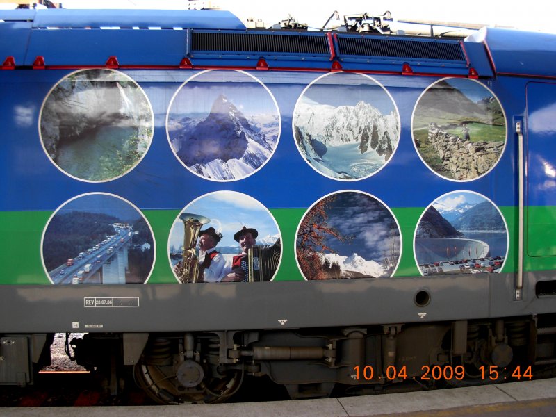 Noch eine Detailansicht der Alpenkonventionslok; jedes der acht Alpenlnder ist in Form eines kreisfrmigen Motives vertreten. Preisrtsel fr Geographen: welches Motiv gehrt zu welchem Staat? (10.4.2009).