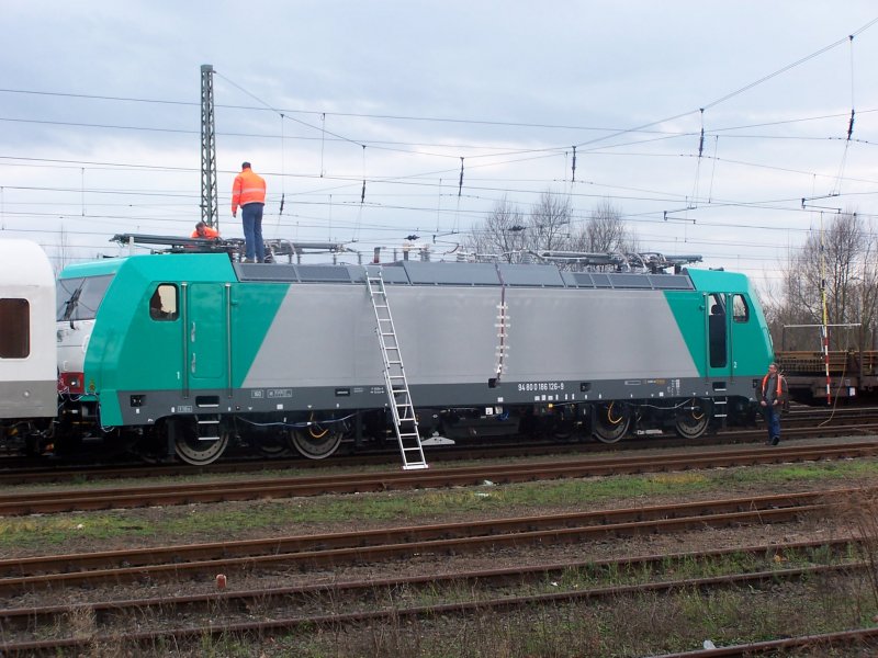 Noch ein anderer Standort. Man sieht das die Fahrleitung des Gleises, fr die Arbeiten auf dem Dach, abgeschaltet und geerdet wurde. Brandenburg Hbf am 09.01.2007. (Foto 3 von 3) 
