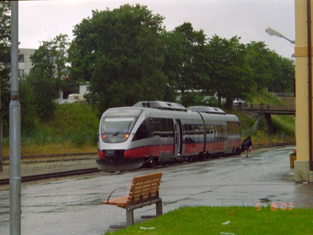 Noch ein Bild aus Norwegen: Ein Triebzug in einem mir unbekannten Bahnhof, da mir mein Vater die Bilder fr mich gemacht hat! Das Bild war ein Negativ, das mit ein ehem. Kollege digitalisiert hat.