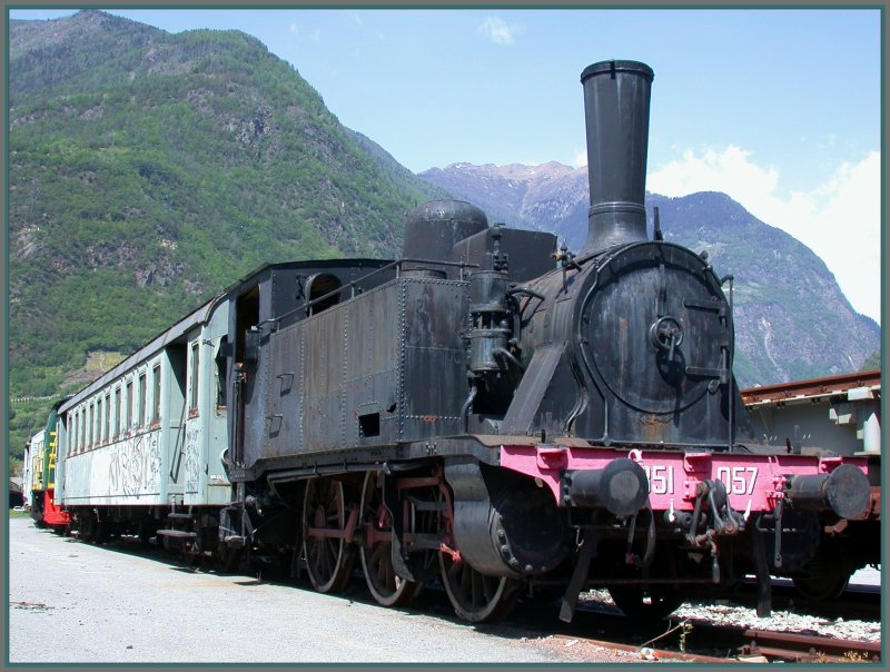 Noch ein Bild der wenig gepflegten 851 057 in Tirano. (08.05.2007)