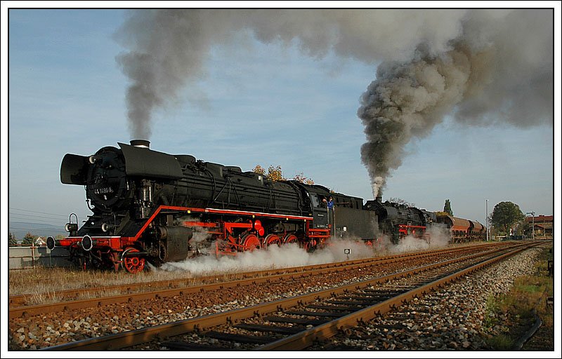 Noch ein Foto vom Hhepunkt des ersten Plandampftages im Werratal am 11.10.2007. 44 1486 und 52 8079 bei der Ausfahrt aus dem Kieswerk in Immelborn mit dem 2570 Tonnen schweren Kieszug. Ziel des Zuges war Eisenach. Bei diesem Winkel und bei der Brennweite schneidet man leider zwangslufig die mchtige Dampf-/Rauchfahne ab.