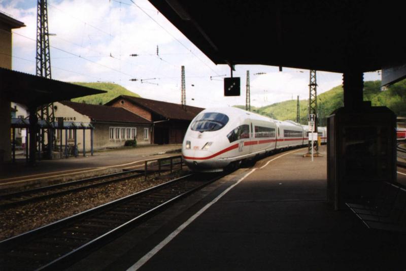 Noch ein ICE 3 bei seiner Durchfahrt in Geislingen/Steige. Aufgenommen am 1 Mai 2003.