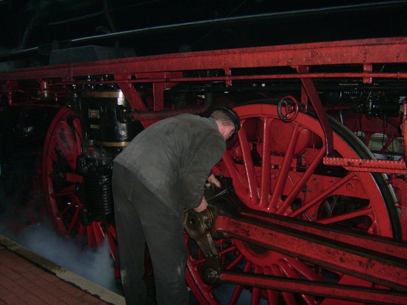 Noch ein K�nnchen �l f�r die BR 031010 auf dem Weg nach
Wernigerode zur Winterdampffahrt am 02.02.2008