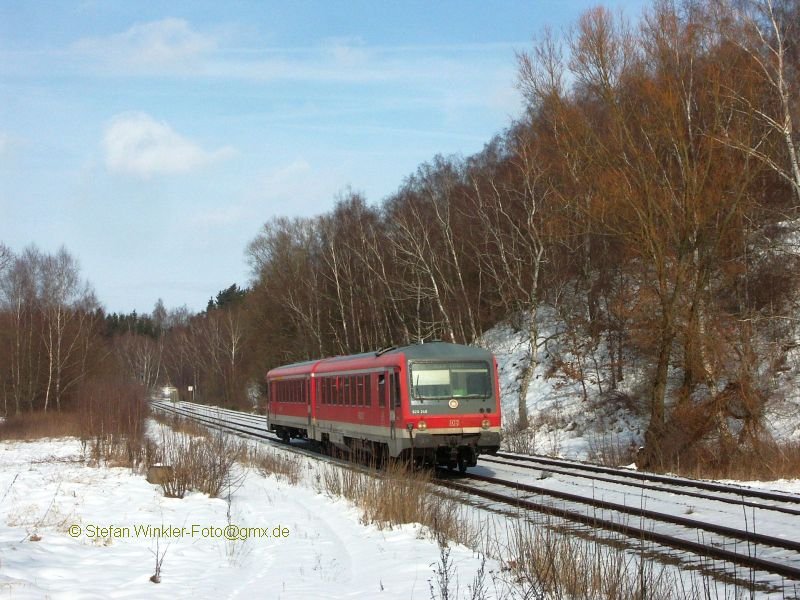 Noch ein Motiv an der Moschendorfer Alm, dem Felsen hinter der Saalebrücke in Hof Moschendorf. Ein 628.2 fährt auf dem Weg nach Selb Stadt (Zugzielanzeige) auf Oberkotzau zu.