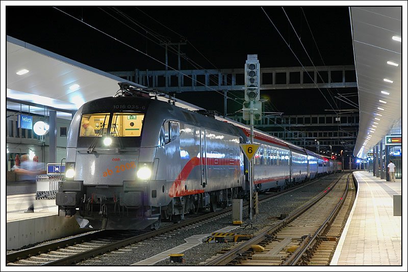 Noch ein Nachtrag: Soviel Zeit blieb uns natrlich in Feldkirch, dass wir unseren Zug noch vor der Abfahrt  stativeln  konnten. EN 247  HOLLYWOOD MEGAPLEX KINO  von Bregenz nach Wien West am 27.7.2007 in Feldkirch, kurz vor der Weiterfahrt nach Wien Westbahnhof. In Feldkirch bekam dieser Zug gestern brigens 4 volle Autotransportwagen dazu. 