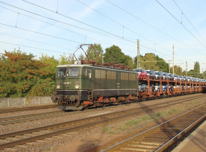 Noch ein Nachtrag zu gestern (17.09.2009): 142 001-7 der MTEG mit einem Ganzzug Autowagen aus Richtung Magdeburg kommend in Niederndodeleben.