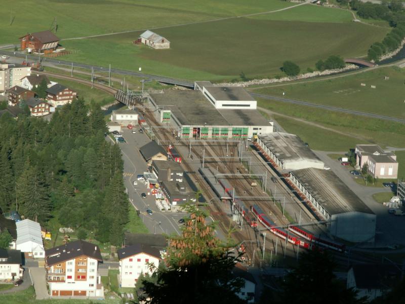 Noch ein paar Kurven weiter nach unten und man sieht schon den Bahnhof von Andermatt,wie aus der Vogelperspektive.14.07.05