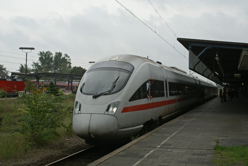 Noch ein prfender Blick des Tf und es kann losgehen:
ICE 387 aus Aarhus wartet am 12.08.2008 in Flensburg auf die Weiterfahrt nach Hamburg Hbf.