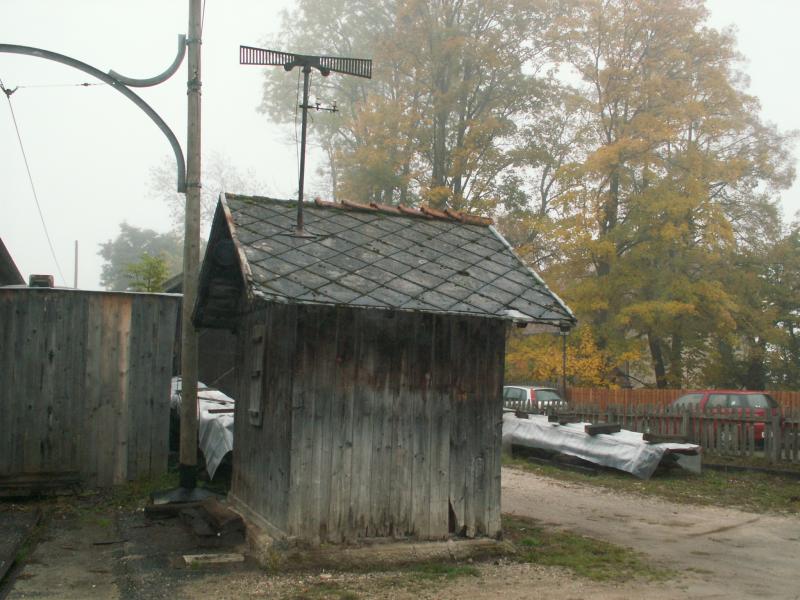 Noch ein Relikt aus alten Zeiten der Rittnerbahn,ein Waaghuschen
mit Flgelsignal auf dem Dach.Klobenstein 23.10.05