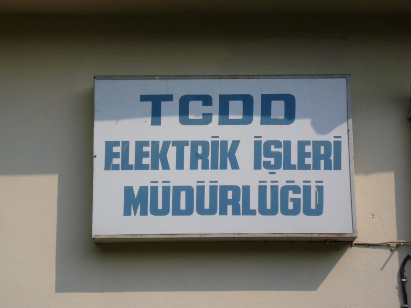 Noch ein Schild mit vielen s am 8.4.2009 am Bahnhof Sirkeci.