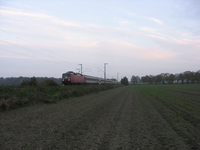 Noch ein Stimmungsbild......Die orientrote 120 139 zieht am 28.10.2007 den EC 102 bei Br�hl.