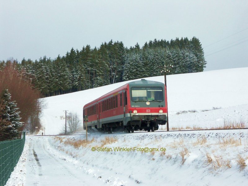 Noch ein Winterfoto von der Strecke Hof - Bad Steben. Erkennt der Betrachter die Stelle zwischen Naila und Marxgrün wieder? Hier mal einer der  neuen  628.2, aufgenommen im Februar 2009.