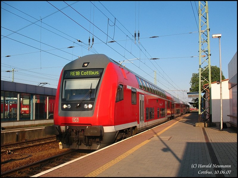 Noch einige Tage werden die HanseExpress-Wagen aus Rostock noch in Brandenburg auf der RE3 Elsterwerda-Stralsund fahren. Ein Umlauf fhrt morgens planmig nach Cottbus als RE18 ins Werk. RE38502 in Cottbus, 10.06.07. 