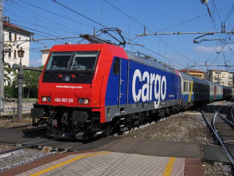 noch einmal die 484 001 SR, wieder mit dem Messzug. Hier in Arezzo 15.07.2004. Man beachte: Wasserkr�ne gibt es in Italien noch!
