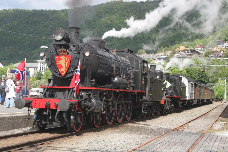 Noch einmal die Ansicht des Doppelgespann Typ 30a 271 und Typ 18 255. Arna 07.06.2009