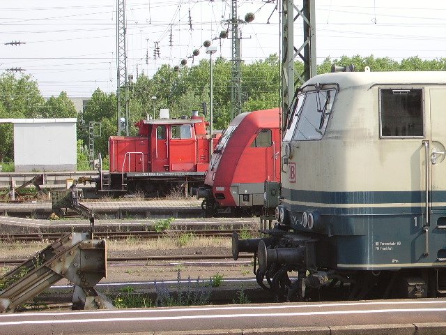 Noch einmal die drei Loks aus einer anderen Perspektive. Die 
BR 365, die BR 101 und die Beige Blaue BR 181 (heutzutage eine sehr seltene Lackierung)in Karlsruhe Hbf.