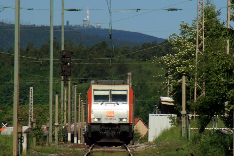 Noch einmal das Foto vom Bahnhof Elbingerode mit dem Brocken im Hintergrund. diesmal mit 285 001 als Zuglok; 24.05.2009