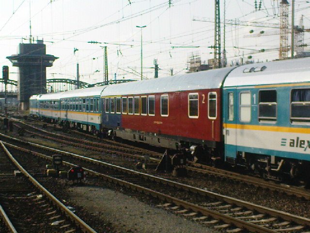 noch einmal der halbspeisewagen, diesmal nur bei der Ausfahrt aus dem mnchner HBF, eingerahmt von den Trkies/gelb/wei lackierten wagen des ALEX. ist ein schner kontrast und was anderes zu dem einheitsbrei in verkehrsrot der DBAG