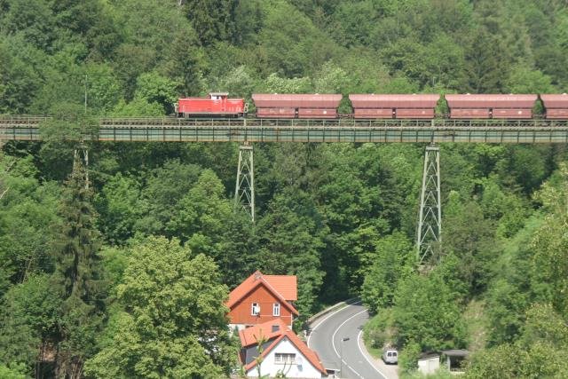 Noch einmal das Kreuztal-Viadukt in Neuwerk. Diesmal berquert die hvle V60.3 das Tal zwischen dem Nebelholztunnel und dem Krumme-Grube-Tunnel; 11.06.2007 