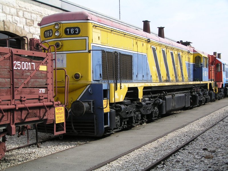 Noch einmal Krieg. Diese General Motors Lok wurde 1961 f�r die �gyptische Staatsbahn geliefert. Aber wie im zweiten Weltkrieg unsere 52er �ber ganz Europa verstreut wurden, so eroberte Israel im 6-Tage-Krieg 1967 diese Co-Co-Lok auf dem Sinai. Haifa, 08.02.2007