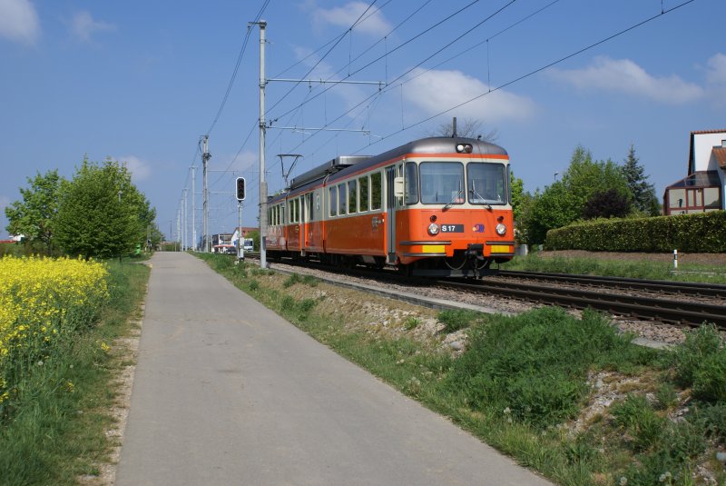 Noch etwa zwei Jahre, bis alle neuen Z�ge abgeliefert sind, sind die BDe 8/8 auf der Strecke Bremgarten West-Dietikon anzutreffen. Hier der BDe 8/8 7 am 1.5.09 in Berikon-Widen.