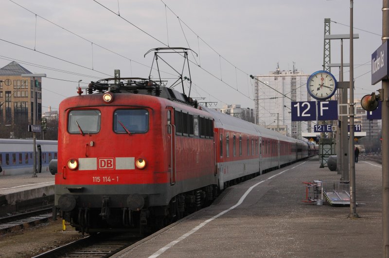 Noch etwas verschlafen wirkt 115 114, denn sie hat die ganze Nacht den CNL 1211 aus Berlin-Lichtenberg gezogen. Mnchen Ost am 07.02.09