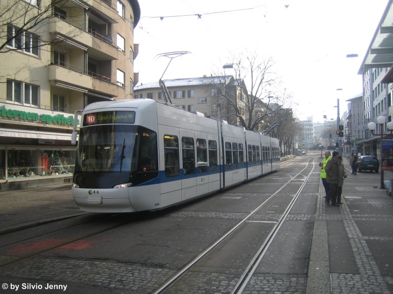 Noch fhrt am 14.12.08 die Cobra 3065 beim Sternen Oerlikon auf VBZ-Gleisen. Erst bis zur Station Leutschenbach wird die 3065 VBG Geleise unter den Rdern haben...