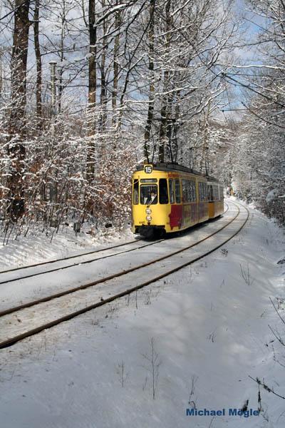 ...noch fhrt sie durch den Wald. Linie 15 im Waldstck nach der Haltestelle Frauenkopf. Die geplante Stadtbahntrasse wird, fr diesem Teilstck, an die Strae verlegt.