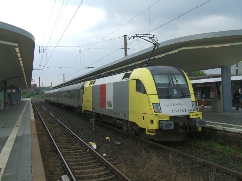Noch fhrt Sie diese Linie mit der Dispolok ES 64 U2-47 von
Siemens,mit RB 40  Ruhr-Lenne-Bahn  ,Essen-Hagen,hier beim Halt 
im Bochumer Hbf. 
