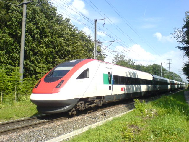 Noch fahren ICN durch den Wald oberhalb Kreuzlingen. Ab Dezenber werden an ihrer Stelle EW IV-Pendel verkehren. Der RABDe 500 019 zwischen Lengwil und Bernrain.