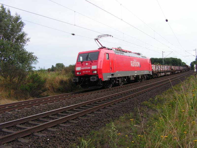 Noch fast fabrikneu scheint diese BR 189 083-9 zu sein, die am 29.7.05 einen Gterzug nach Richtung Bremen zieht.