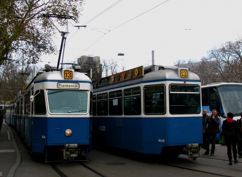 Noch findet man auf der Linie 13 diese Miragen-Harmonie. Ich frage mich nur: Wie lange geht es noch, bis alle diese schnen Maschienen aus Zrichs Strassen verschwunden sind.
Be 4/6 1636 und 1648 kreuzen am Sihlquai beim Hauptbahnhof. Beide sind mit einem Schwesterfahrzeug unterwegs. 14. Dezember 2008