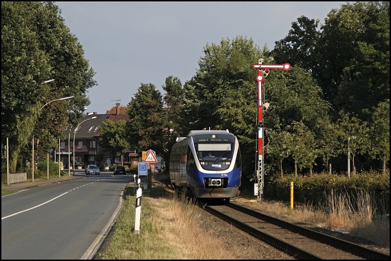 Noch gibt es Flgelsignale.... VT724 passiert als NWB81559 (RB67  Der WARENDORFER ), Bielefeld Hbf - Mnster(Westf)Hbf, das Einfahrtsignal von Beelen. (22.06.2009)