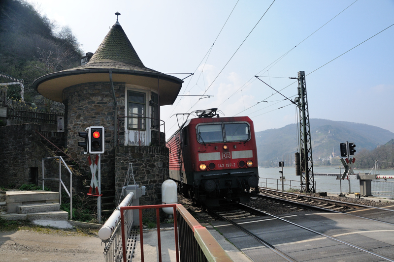 Noch haben die DB und ihre BR 143 in Sachen Nahverkehr auf der rechten Rheinstrecke das Zepter in der Hand. Ab Ende 2009 werden FLIRT-Triebwagen der Privatbahn  VIAS  Posten 113 passieren. (Aufgenommen Ende April 2009).