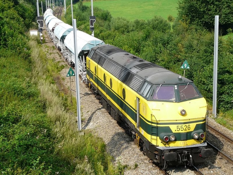 Noch h�ngt kein Fahrdrath, aber im Dezember 2008 soll es soweit sein...die Masten stehen bereits. Das Foto stammt vom 30.07.2008