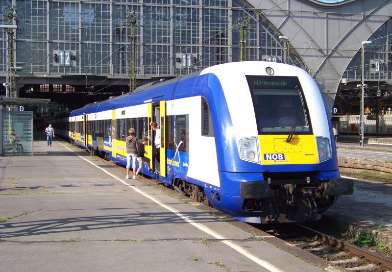 Noch hat der Steuerwagen der NOB der Firma Connex die Schlusslichter an, doch bald wendet er und f�hrt weiter nach Warnem�nde �ber Berlin. Leipzig Hbf den 15.08.2009