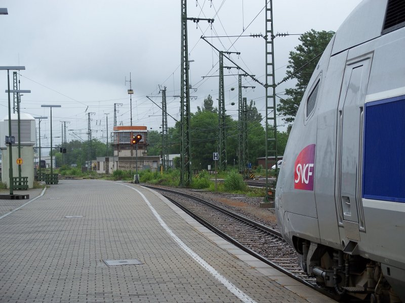 Noch hat der TGV rot. Ab dem 10.06.07 wird er Karlsruhe mit Paris EST in nur 3 1/2 Stunden verbinden. Dadurch lst er die ECs mit der BR 181 ab. Meiner Meinung nach eine traurige Wende. Das Bild wurde am 28.05.07 in Karlsruhe aufgenommen.