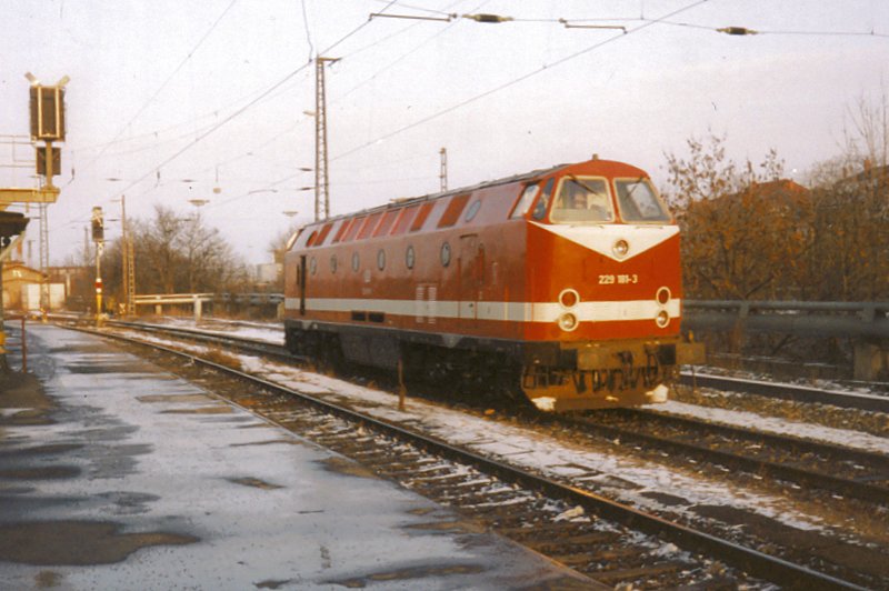 Noch in ihrem alten Farbkleid pr�sentierte sich 229 181-3. Die heute der DB Bahnbau geh�rende Maschine, stand hier am 14.02.1999 im Erfurter Hbf. Sie wurde nach gerade mal 10 j�hrigem Einsatz  aus dem Plandienst ausgeschlossen. ( Indienststellung als 229 am 18.12.1992 beim Bh Halle G ). So bekam sie nie die M�glichkeit die Umbaukosten einzufahren. Sicherlich auch aus dem Grund, dass die Loks keine ZWS besa�en.