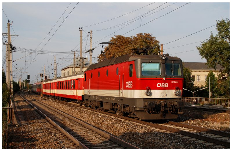 Noch immer kann man Schlierenwagen im Fernverkehr beobachten, so wie hier als Verstrkerwagen des OIC 659 von Wien nach Graz am 27.9.2009 bei der Durchfahrt der S-Bahnstation Wien Atzgersdorf. Bespannt war der Zug mit 1144 253. Hier wre eine Altlack 1X42 ein Traum gewesen. Mit diesem Bild beendete ich meinen Fotoausflug mit Jrgen L. am 27.9.2009. Recht herzlichen Dank fr den netten Tag und fr die Mitfahrgelegenheit.